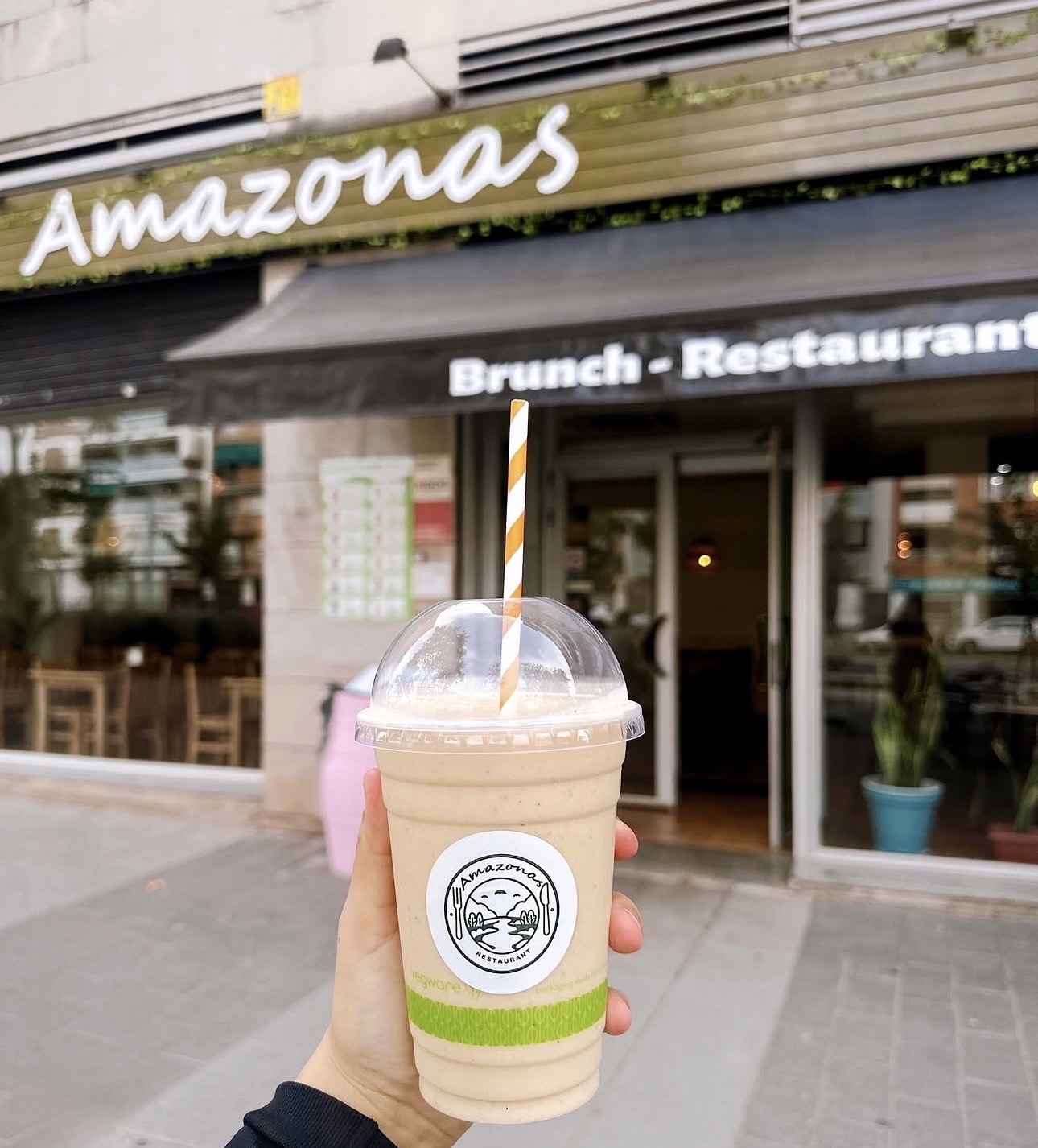 Frappé frente a Amazonas Brunch en Castelldefels